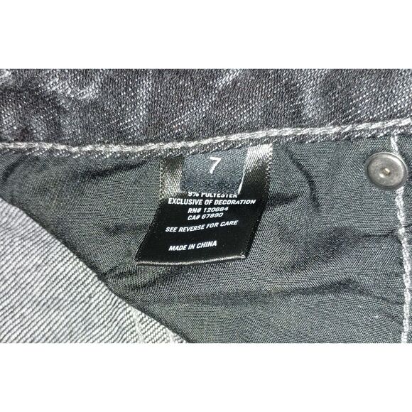 HOT TOPIC, Distressed Skull Patch High Rise Denim Shorts, Juniors Size 7 - Picture 6 of 6